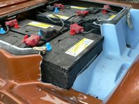 大容量バッテリーのため切り開いた車体